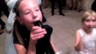 Девочка Аня Поёт Вместе С Lume - Moldovenii Care Pling