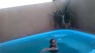 Desafio para minha irmã  na piscina