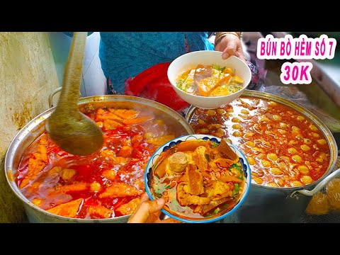 "Xếp hàng" ăn Bún Bò Hẻm Số 7 chỉ 30K hơn 40 năm ở Sài Gòn