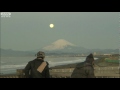 山頂に満月が沈む「パール富士」 幻想的な絶景（12/02/09）