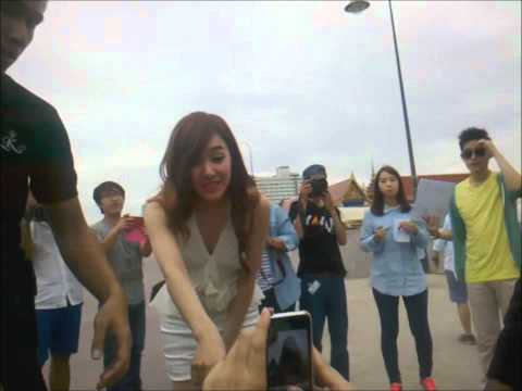 When TIFFANY SNSD took a picture with Sone (Fancam) When TIFFANY SNSD took a picture with Sone (Fancam)