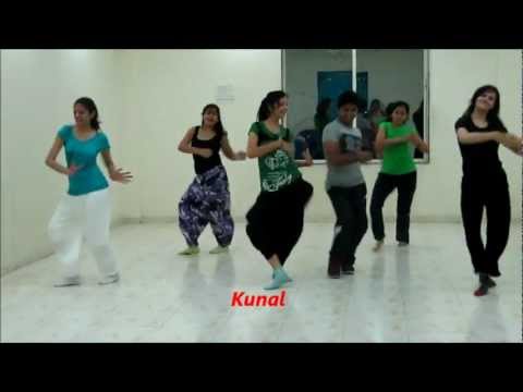 Chikani chameli vs Kombdi palali..superb bollywood Dance by...