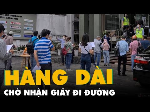 Xếp hàng dài ở Sở Công thương TP.HCM để điền thông tin và chờ nhận giấy đi đường