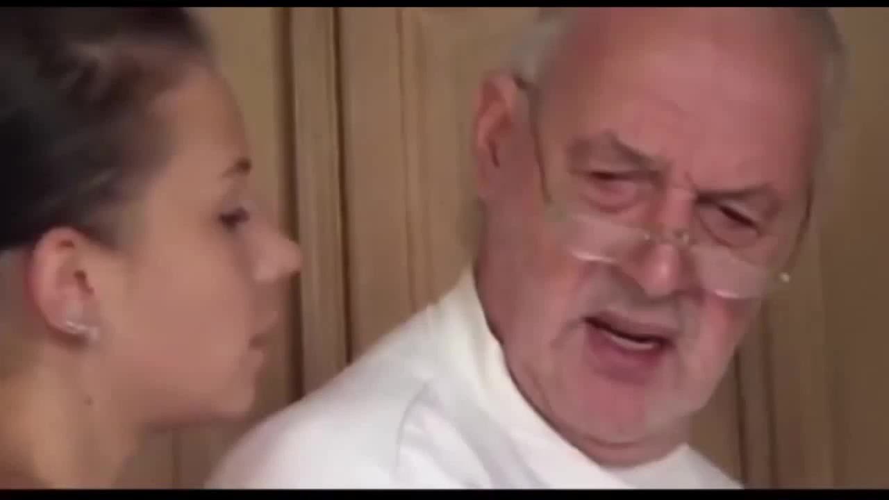 Бойфренд шпилит внучку под носом у спящего деда