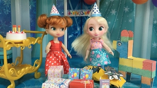 Birthday Party! Elsa and Anna celebrate with Birthday Cake, Piñata, Pass the Parcel & Bouncy Castle!