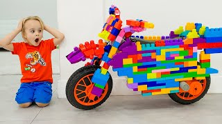 Chris oyuncak spor motosikletine biniyor ve oyuncaklarla oynuyor