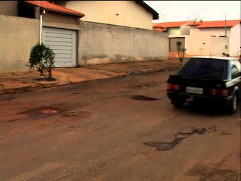 Motoristas estão correndo risco na Rua Claudimar Delaposta por conta dos buracos