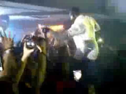 Akon singing Chammak Challo in Abu Dhabi Rush Club