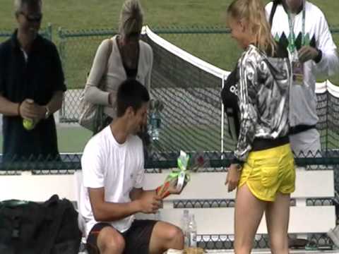 BNP Paribas Open 2011 - Caroline Wozniacki shows some love for Novak ジョコビッチ before practice