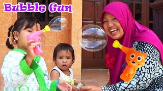 Bermain Mainan Anak Soap Bubble Gun Toy For Kids - Playtime Fun With Zuni And Family