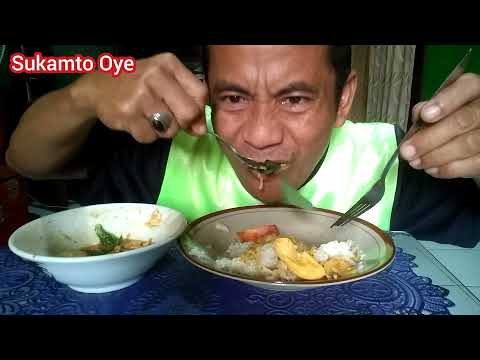 Makan Mie kuah super pedas