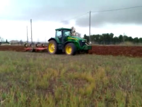John Deere 7720 con vertedera Kuhn de 5 surcos