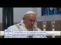 La risa espontánea del Papa Francisco en la Catedral de Manila