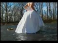 MUJER MUERE AHOGADA MIENTRAS LE TOMABAN FOTOS EN VESTIDO DE NOVIA