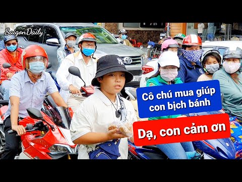 Xót xa CẬU BÉ CÙNG QUÊ NGƯỜI ĐÀN ÔNG BỊ RẮN CẮN mỗi ngày lặn lội lên SÀI GÒN bán BÁNH MÈ kiếm sống