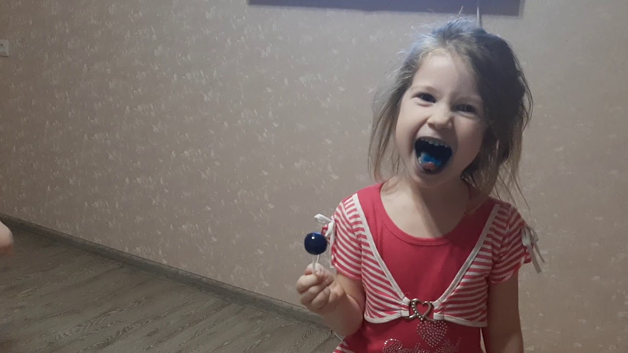 Молодая чика хвастается писькой посасывая чупа-чупс