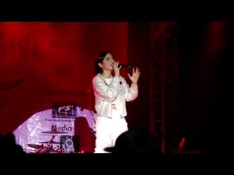 [FANCAM]151024 Jannine Weigel ''Pluto'' Live