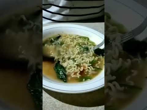 Makan indomie sawi ijo// food //