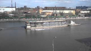 Видео Речные суда. Транспортировка большого. река Москва, Новоданиловская набережная от PoxMax BezBayana, Новоданиловская набережная, Москва, Россия