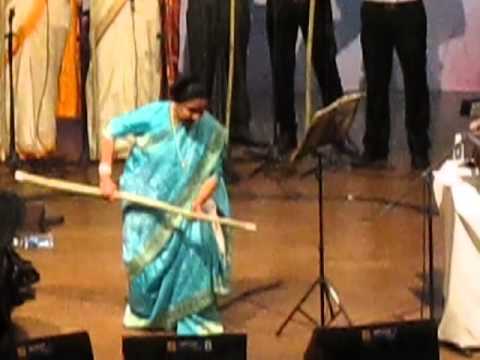 Asha Bhosale Live in Concert in Goa dancing on Marathi Song