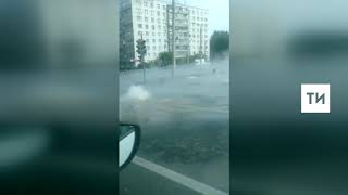 Видео На перекрестке Чуйкова и Мусина в Казани: по улице бурным потоком бежит горячая вода от Татар-информ, улица Мусина, Казань, Россия