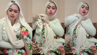 Bunda Jilbab Cantik Tiduran Sendirian Di Malam Hari