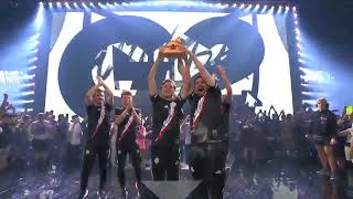 G2 Поднимают Кубок Blast Premier World Final 2022