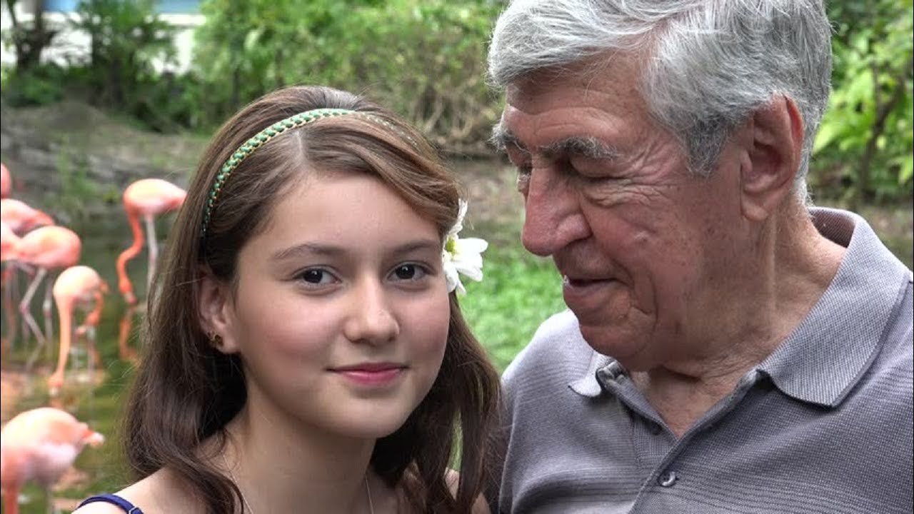 Развратная внучка дает озабоченному дедуле