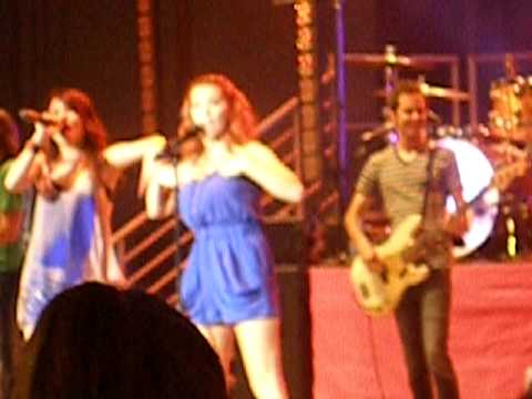 GIA FARRELL AND MIRANDA COSGROVE SINGING I'M JUST A GIRL AT PNC BANK 