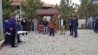 Bi̇r Mi̇llet Uyaniyor Fi̇lmi̇nden Kisa Bi̇r Sahne Canlandirilmiştir.