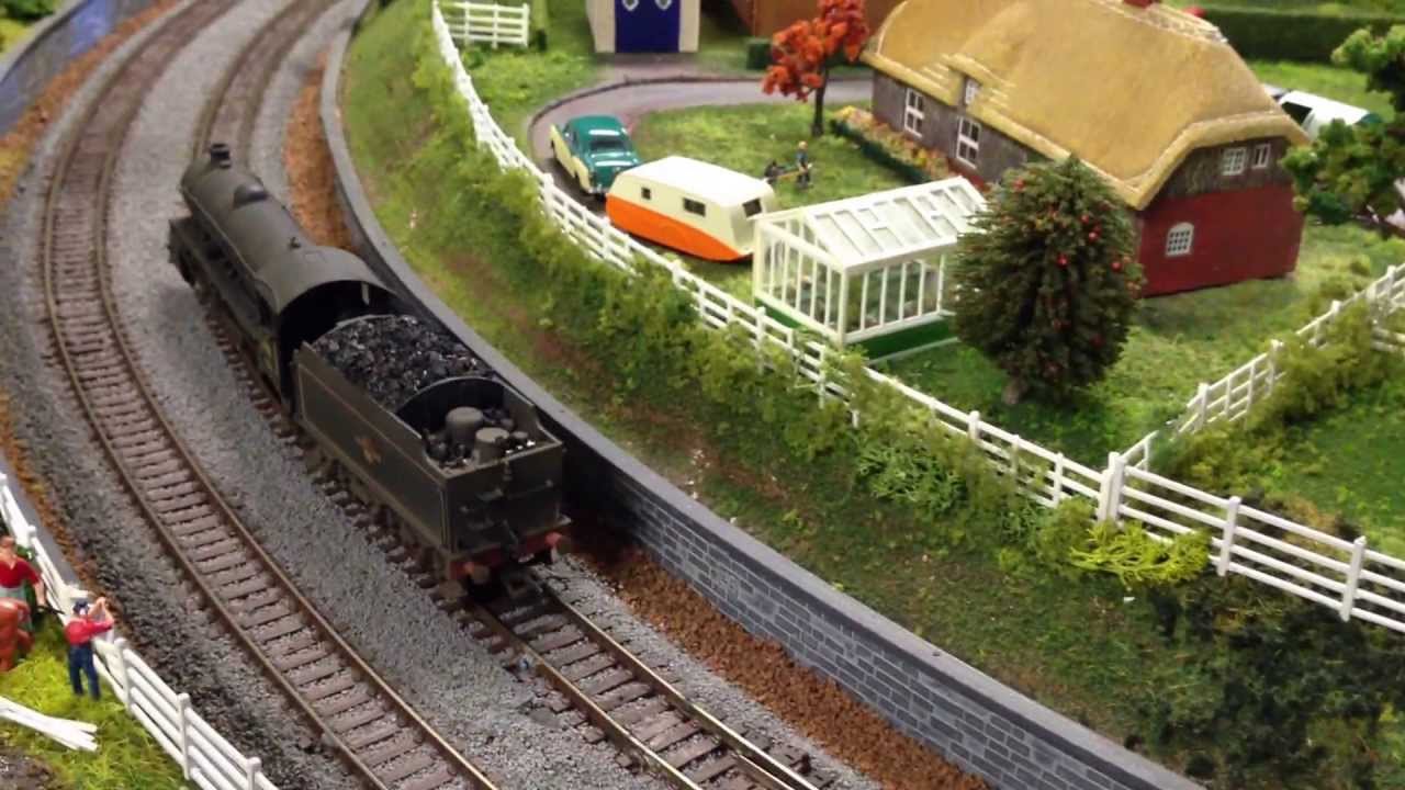 BRITISH MODEL TRAIN LAYOUT OO SCALE - CLASS B1 DCC &amp; SOUND STEAM TEST 