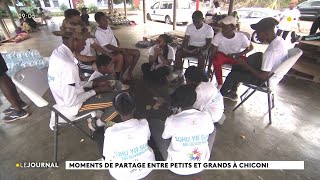Moments De Partage Entre Pes Et Grands À Chiconi.