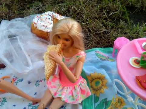 Блондинка мастурбирует секс-игрушкой на пикнике