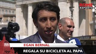 Egan Bernal regala su bicicleta y la “maglia” rosa del Giro de Italia al Papa Francisco