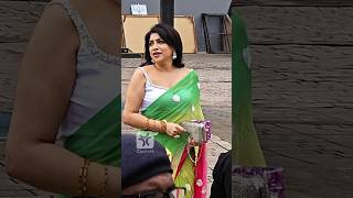 നട വഗ സരയൽ സനദര ആയടട എതതയപപൾ