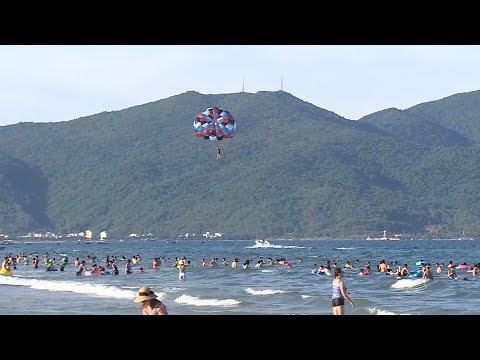 Nắng nóng, khách du lịch biển Đà Nẵng tăng cao