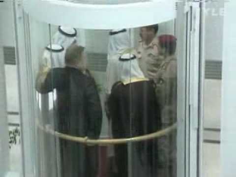 Iltalypsy : Martti ja Eeva Ahtisaari matkustelemassa