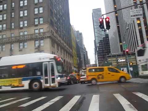 ニューヨークの 59 番街を西から東へ自転車で。