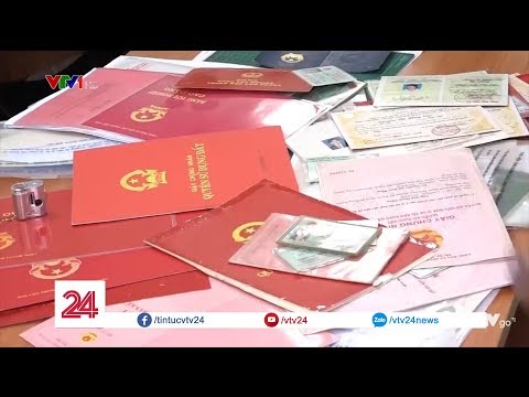 Cán bộ công chứng chỉ cách phân biệt giấy tờ giả| VTV24