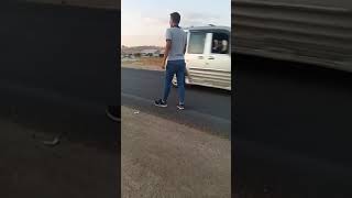 Arabalarin Önünde Dans Etmek
