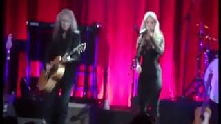 Shakira - Landslide Stevie Nicks Tribute
