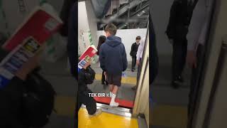 Japonyada Yürüyüşten Sonra Beyaz Çoraplarına Ne Oldu?