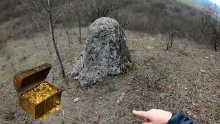 Dikili Taş 2 Metre Yanında Define Sunağı Var