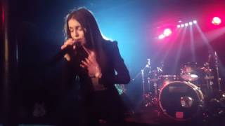 Ella Knox Live Chinnerys - Play Me Broken Record