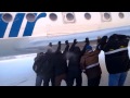 Passengers push  jet plane! Пассажиры толкают свой самолёт!