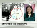 Child kidnapper caught on camera at Mumbai station