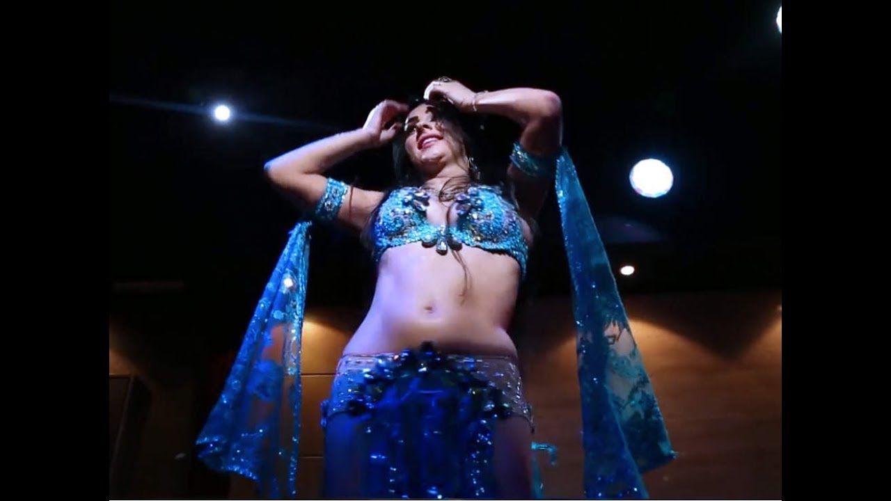 Молодая азербайджанская девушка с голыми сиськами исполняет красивый танец живота