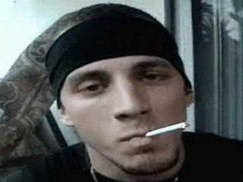 Charlie Zelenoff raucht einer Zigarette (oder Cannabis)
