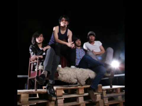 The Richman Toy - กระเป๋าแบนแฟนยิ้ม (Kra Pao Ban Fan Yim) thumb