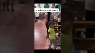 La Alabanza Se Puso Rara En La Iglesia, La Niña Baila Raro